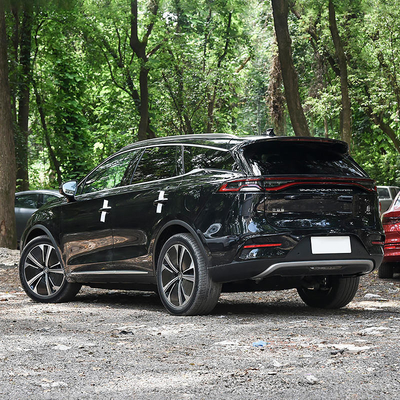 Le SUV électrique Byd Tang 2023 est doté d'un grand espace et d'une boîte de vitesses automatique pour une technologie avancée.
