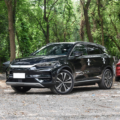 Le SUV électrique Byd Tang 2023 est doté d'un grand espace et d'une boîte de vitesses automatique pour une technologie avancée.