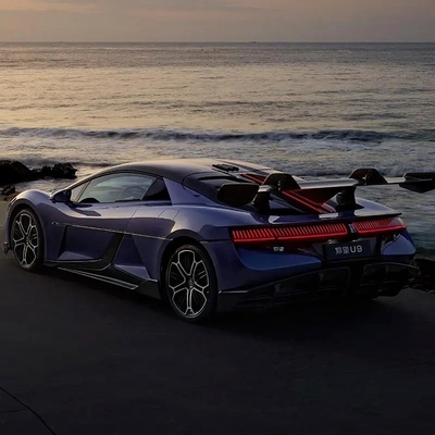 Les voitures électriques de dépôt Byd Pure Electric Supercar Yangwang U9 avec une vitesse maximale de 300 km / h