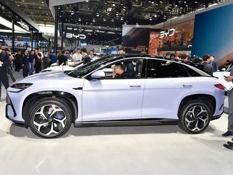 2024 Byd Sea Lion 07 SUV fermé 5 portes 5 places avec une autonomie de 610 km et une batterie de 80,64 kWh