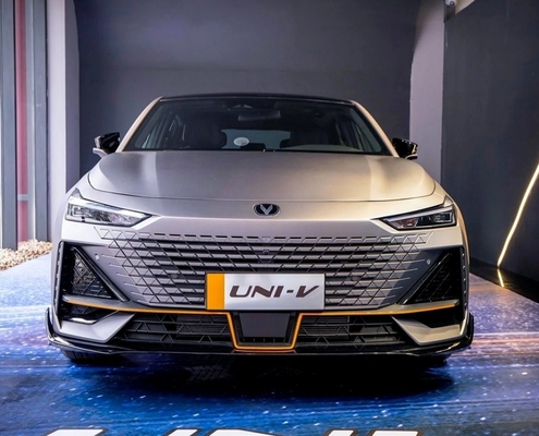 Changement d'un véhicule à essence de type UNI-V 2.0 T 4 Wd voiture à essence voiture EV voiture à pneu spécification 330kw